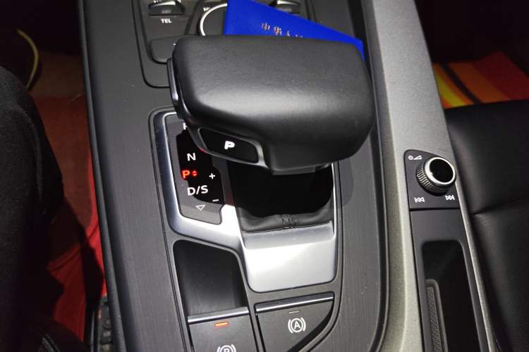 Used Audi A4L 2019 40 TFSI Ambition China VI Gear Lever