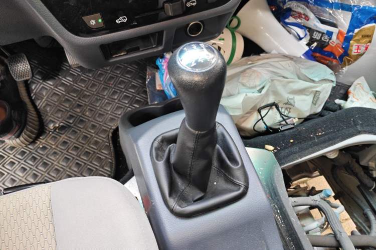 Used Jinbei Hiace X30 2023 1.5L Super-Comfortable Passenger Van 5/6/7-Seater Non-Air-Conditioned Version Model SWC15M
