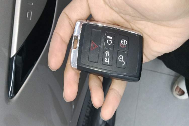 Used Land Rover Discovery 2023 Revised Version 360 PS R-Dynamic S Interior 1