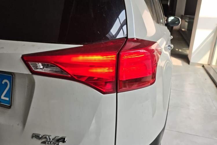 Used Toyota RAV4 2015 2.5L Automatic 4x4 Elite Edition Right Rear Taillight