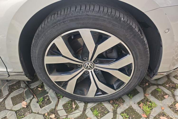 Used Volkswagen Magotan 2018 380TSI DSG Prestige Model Right Front Wheel Hub