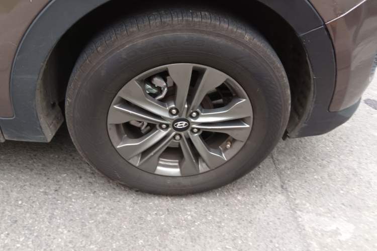 Used Hyundai Santa Fe 2013 2.4L Automatic 2WD Comfort Edition Right Front Wheel Hub