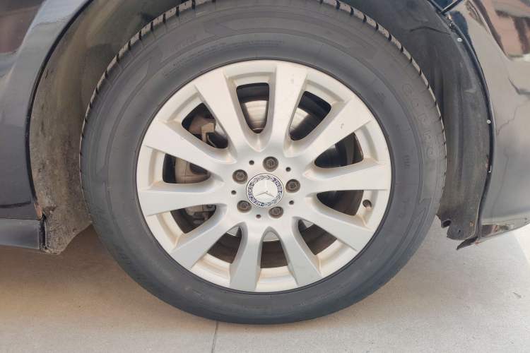 Used Mercedes-Benz R-Class 2014 R 320 4MATIC Luxury Model Right Front Wheel Hub