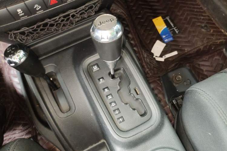 Used Jeep Wrangler 2011 3.8L Sahara Four-Door Edition Gear Lever