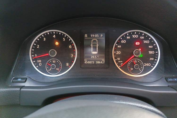 Used Volkswagen Tiguan 2010 2.0 TSI Automatic All-Wheel-Drive Elite Edition Odometer Close Up