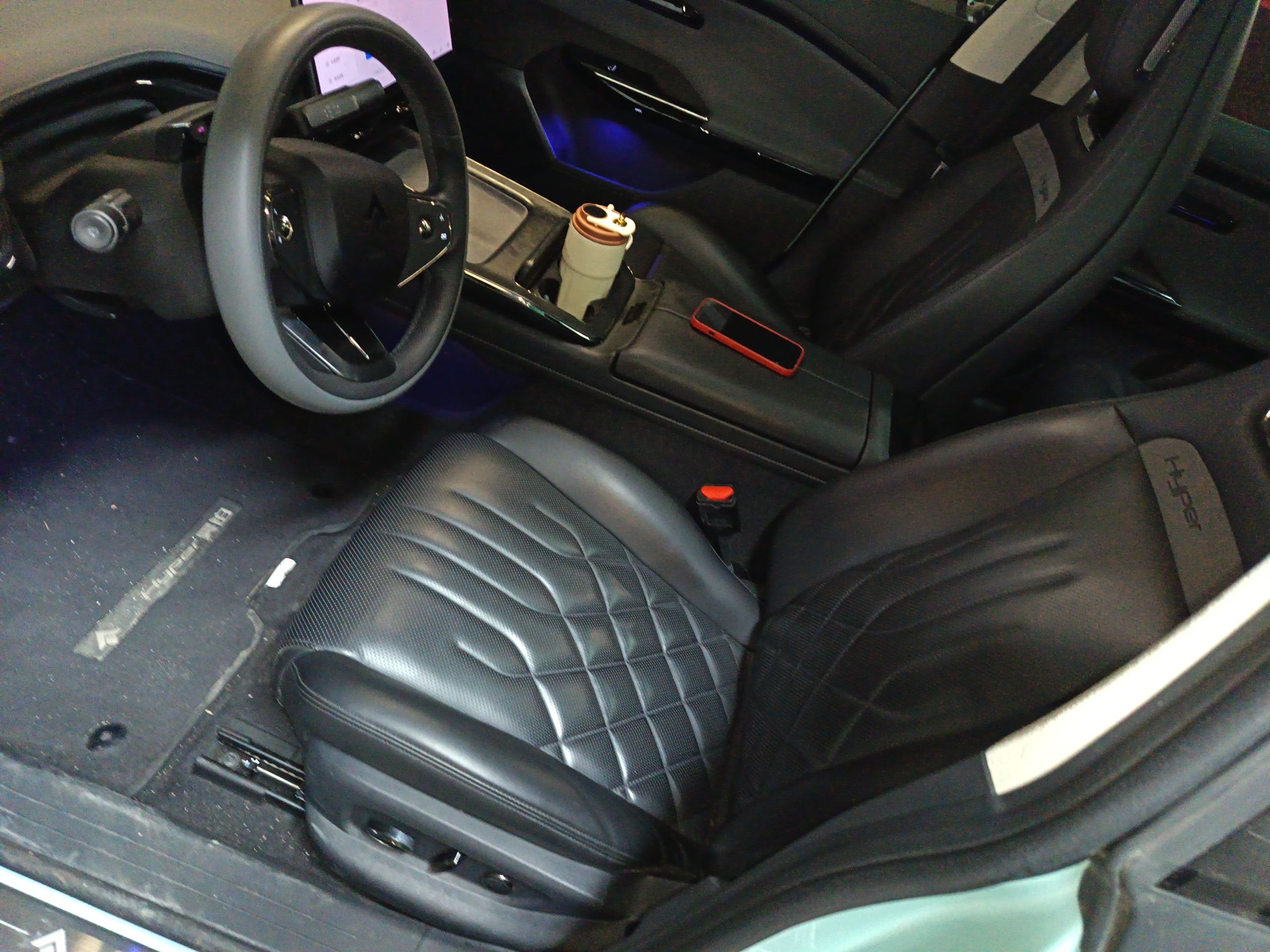 Переднее сиденье в автомобиле