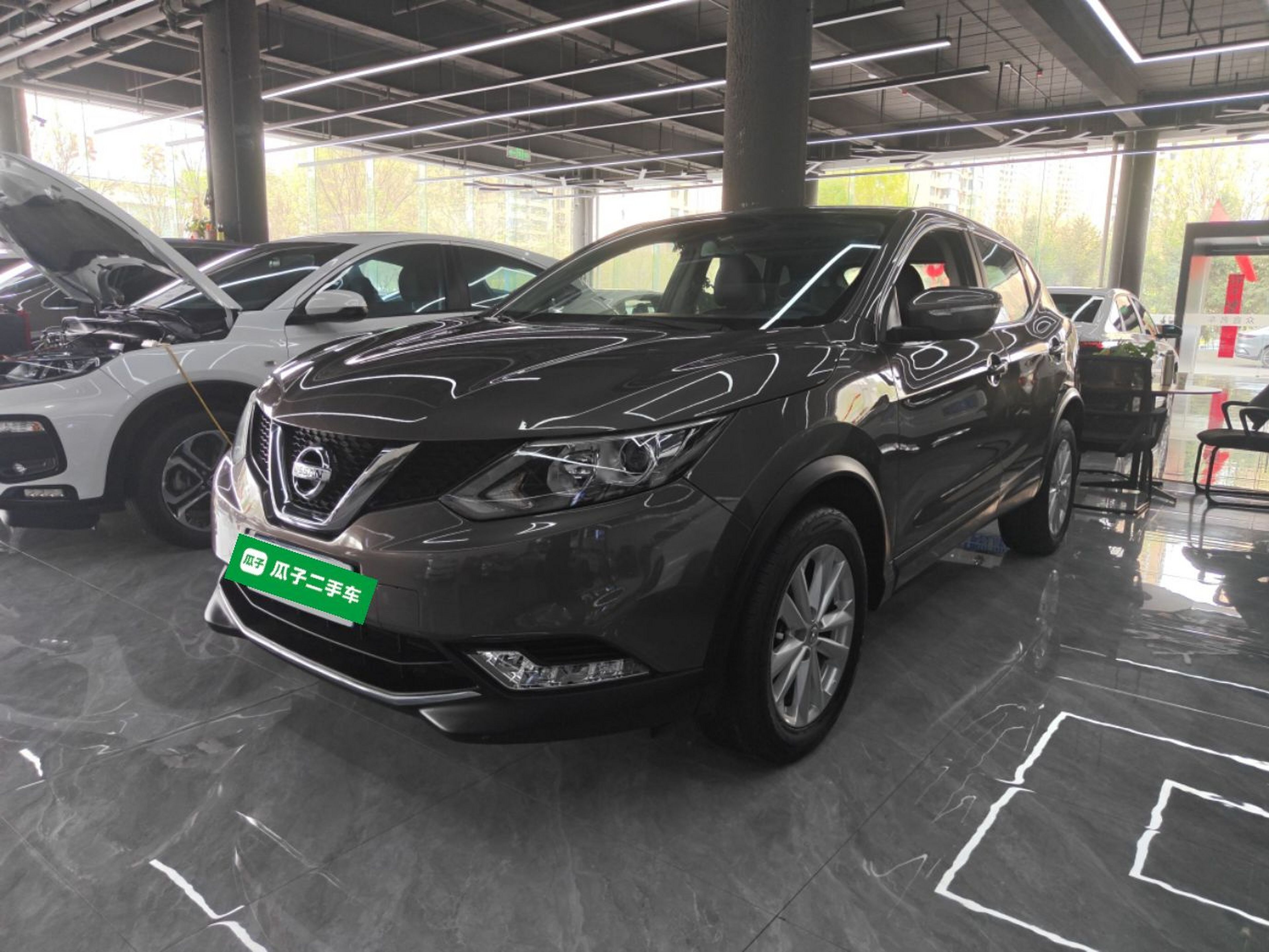 تحت مقدمة السيارة