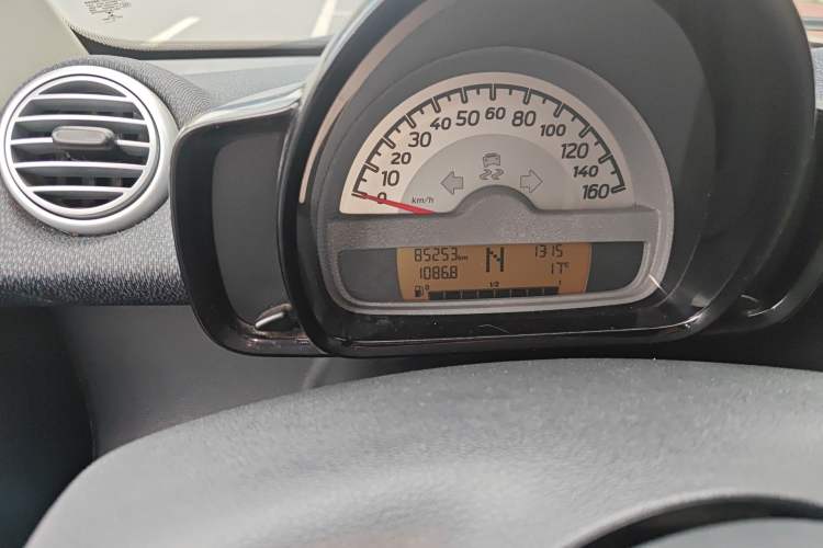 Used smart fortwo 2014 1.0 MHD Hardtop New Year Special Edition Odometer Close Up