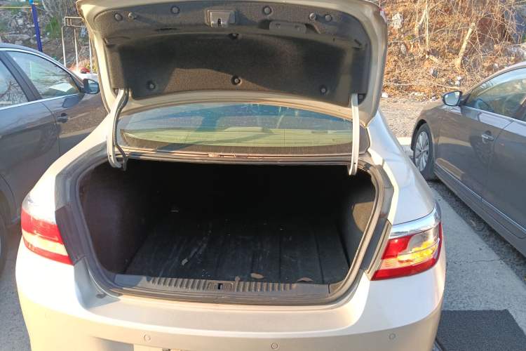 Used Buick GT 2011 GT 1.8L Automatic Fashion Edition Leather Model Trunk