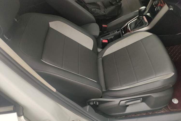 Used Volkswagen T-ROC 2022 280TSI DSG Two-Wheel Drive Elite PLUS Right Front Seat