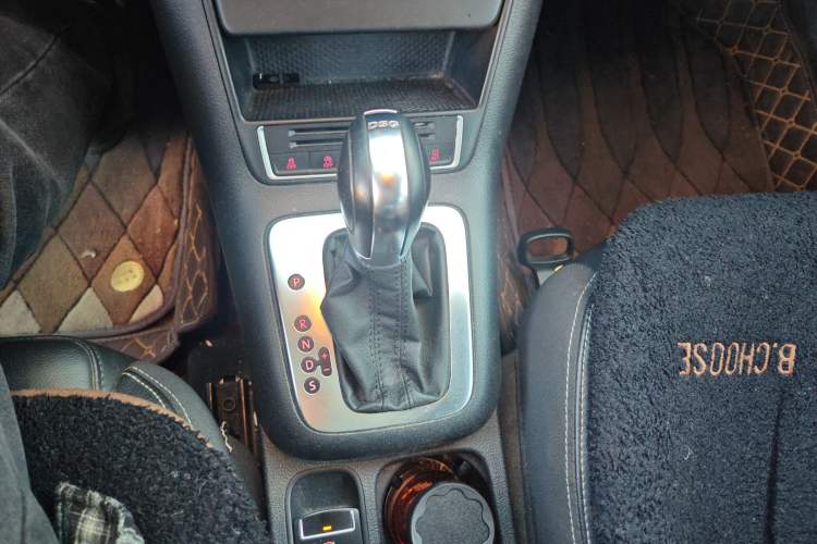 Used Volkswagen Tiguan 2016 280TSI Automatic Two-Wheel Drive Silk Road Comfort Edition Gear Lever