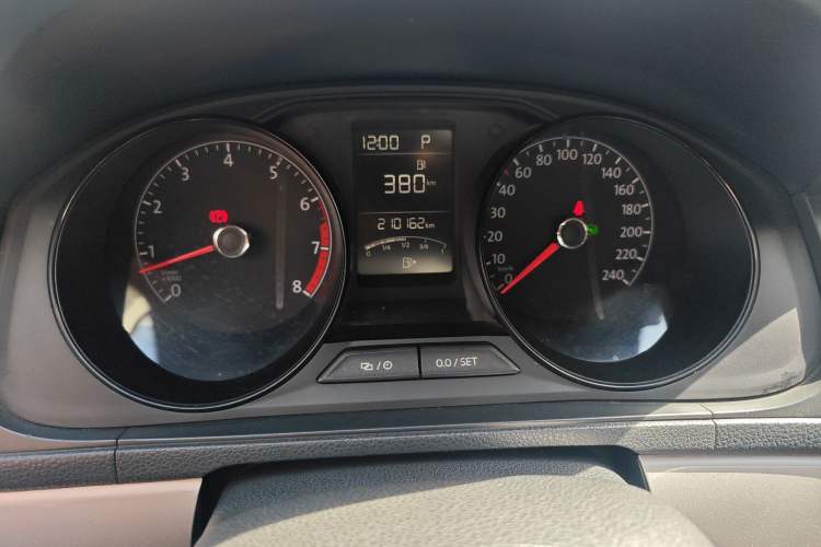 Used Volkswagen Lavida 2017 1.6L Automatic Fashion Edition Instrument Cluster