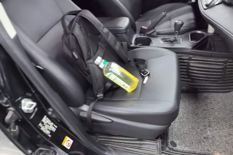 Used Toyota RAV4 2016 2.0L CVT Two-Wheel Drive Fashion Edition China V Standard
