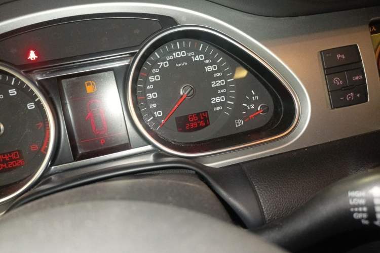 Used Audi Q7 2010 3.6 FSI quattro base version Odometer Close Up