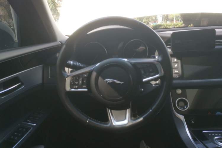 Used Jaguar XF 2018 XF Sportbrake 2.0T 250 PS All-Wheel Drive Luxury Edition Steering Wheel