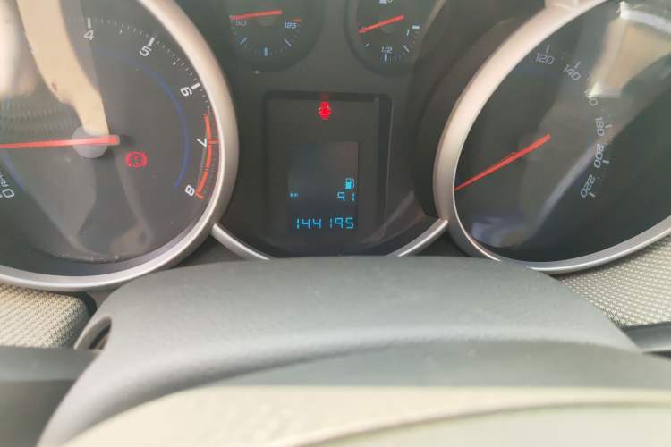 Used Chevrolet Cruze 2012 1.6L SE MT Odometer Close Up