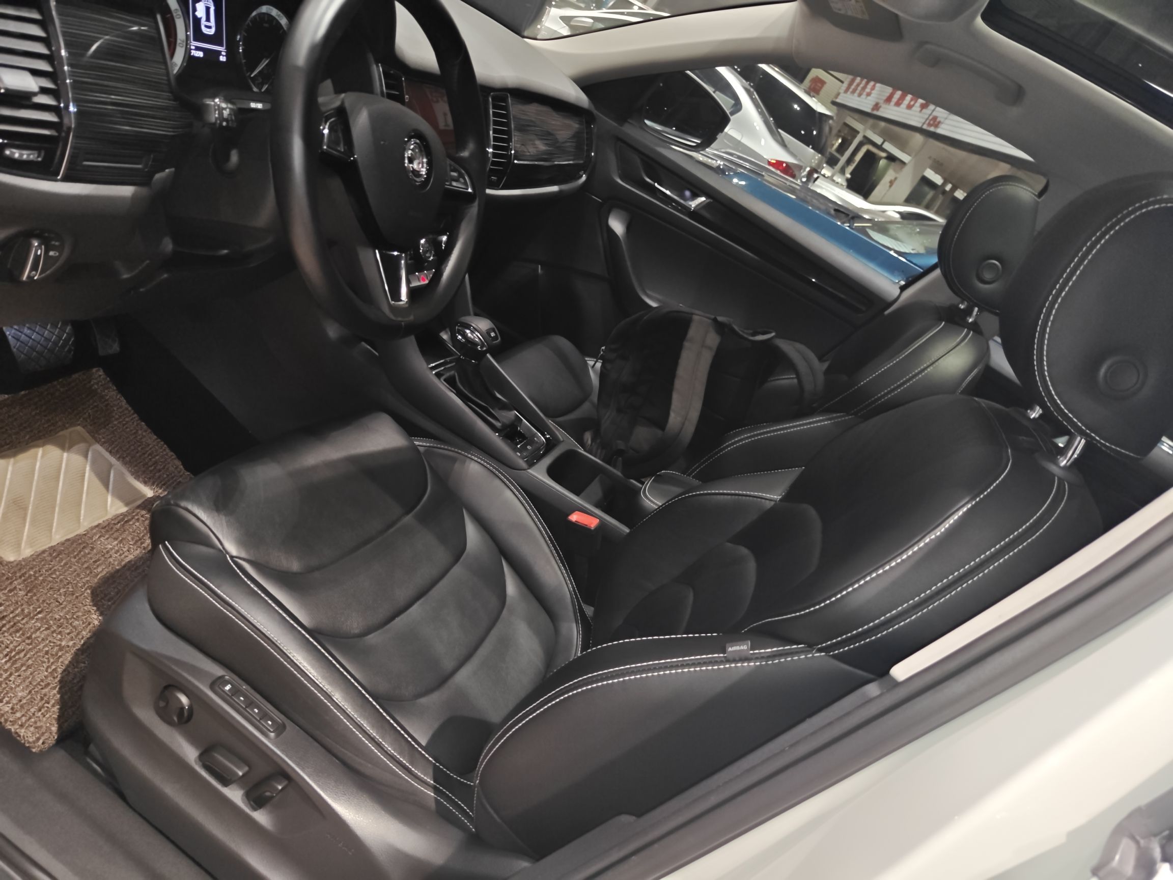 Переднее сиденье в автомобиле