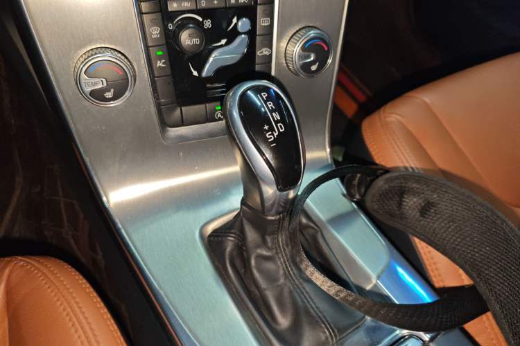 Used Volvo S60 2015 S60L 2.0T Zhiyuan Edition
