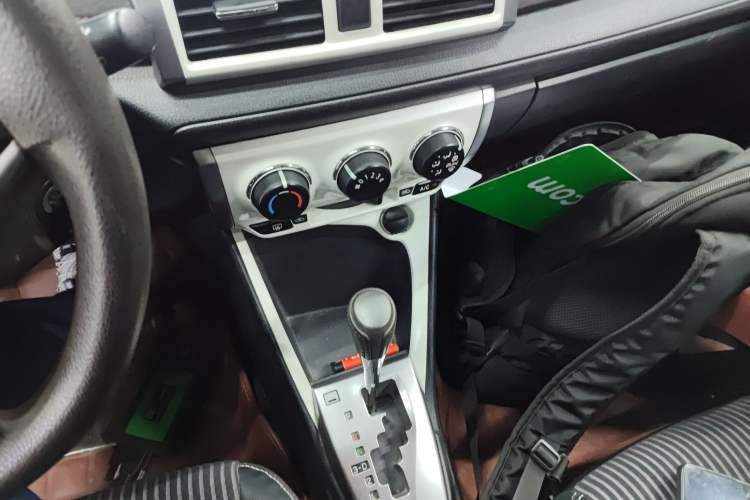 Used Toyota YARiS L Zhi Xuan 2015 1.5G Automatic Xuan Dong Sunroof Special Edition Gear Lever