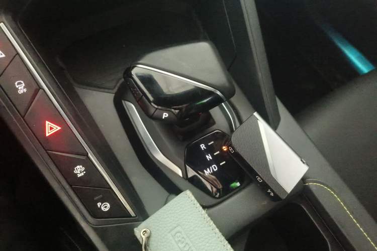 Used Lynk & Co 06 2023 Remix 1.5T Hero Gear Lever