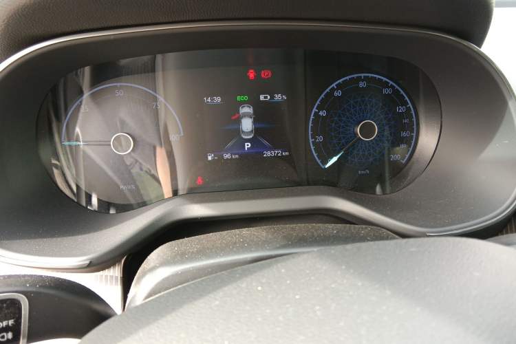 Used Hongqi E-QM5 2023 Revised Version Basic Travel Edition Odometer Close Up