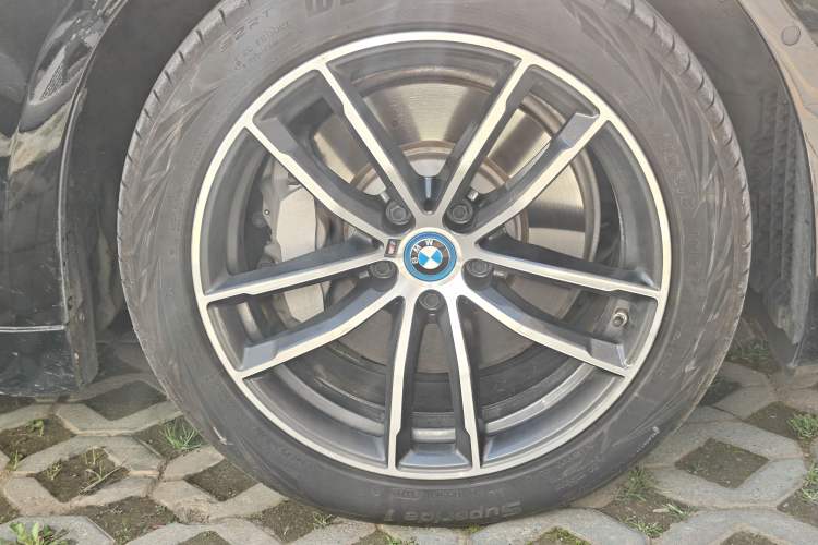 Used BMW 5 Series New Energy 2022 Second Facelift 535Le M Sport Package Right Front Wheel Hub