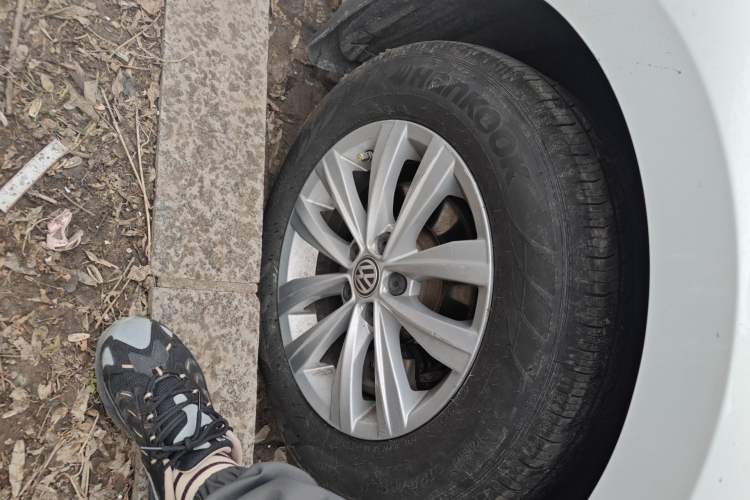 Used Volkswagen Bora 2017 1.6L Automatic Fashion Model Right Front Wheel Hub