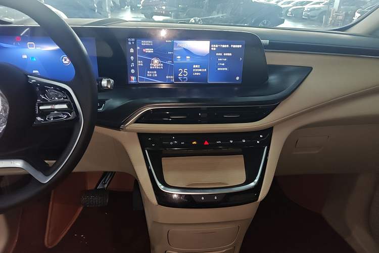 Used Buick GL8 New Energy 2025 Lu Shang Smart Enjoyment Edition 7-Seater Audio And AC Panel