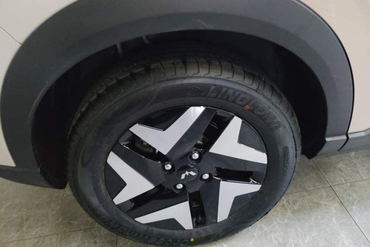 Used Wuling Bingo S 2025 Model 325km Flagship Edition Right Rear Wheel Hub