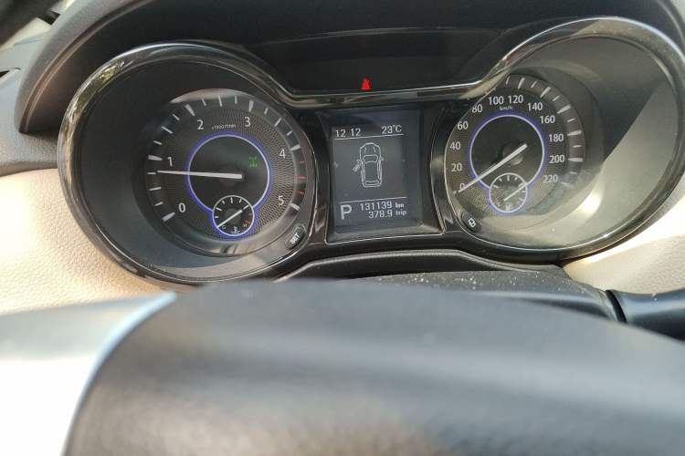 Used JMC Yusheng S350 2014 2.4T Automatic 4x4 Diesel Luxury Version with Sunroof 7 Seats