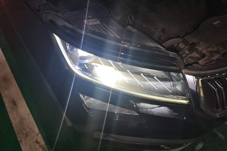 Used Skoda Kodiaq 2019 Facelifted TSI330 7-Seater Two-Wheel-Drive Luxury Enjoyment Edition China VI Standard Right Front Headlight