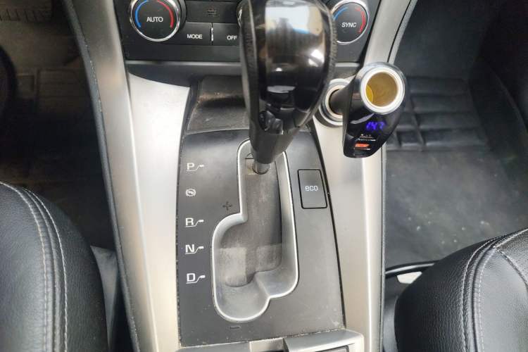 Used Chevrolet Captiva 2015 2.4L 4x4 Flagship Edition 7-Seater Gear Lever
