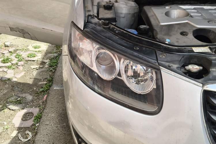 Used Hyundai Santa Fe Classic 2011 2.4 Comfort Edition 7-Seater Two-Wheel Drive Right Front Headlight