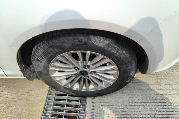 Used Ford Escort 2015 1.5L Automatic Comfort Edition Right Front Wheel Hub