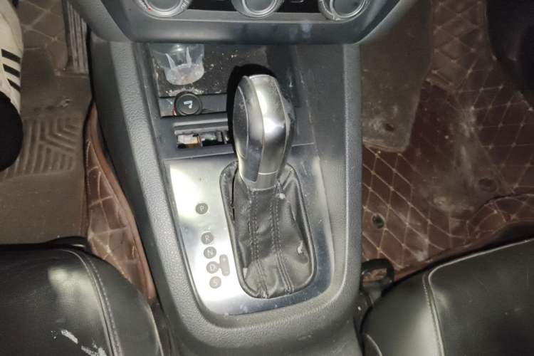 Used Volkswagen Sagitar 2014 1.6L Automatic Comfort Model Gear Lever