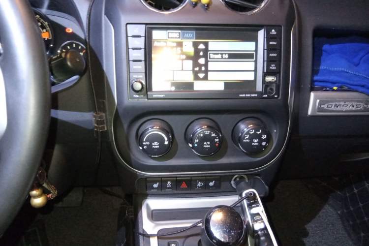 Used Jeep Compass 2013 2.0L two-wheel drive luxury version Audio And AC Panel