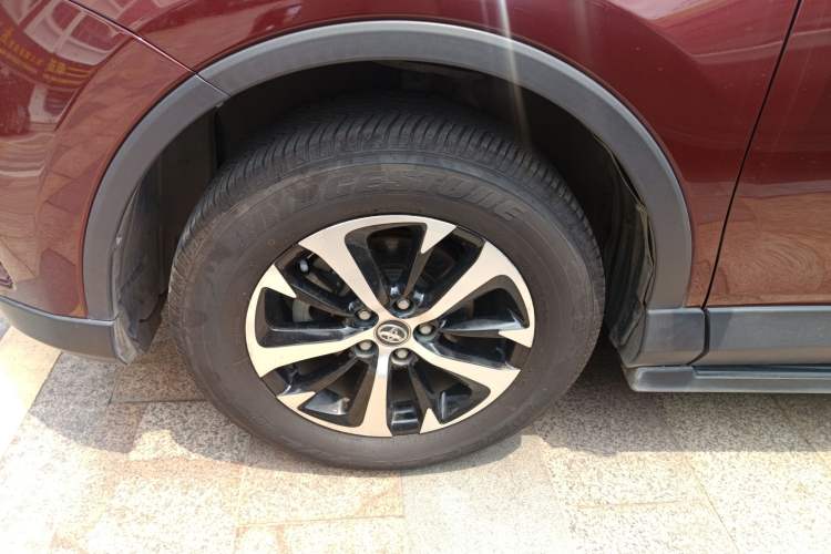 Used Toyota RAV4 2016 2.0L CVT Two-Wheel Drive Fashion Edition China V Standard Left Front Wheel Hub