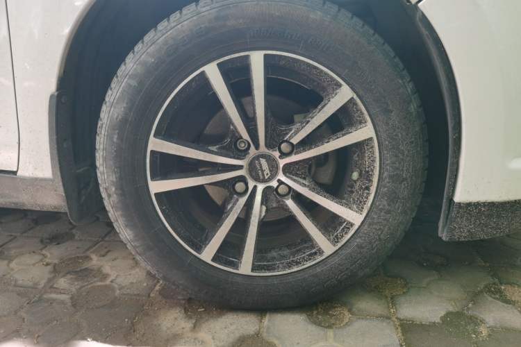 Used Venucia D50 2013 1.6L Automatic Fashion Edition Right Front Wheel Hub