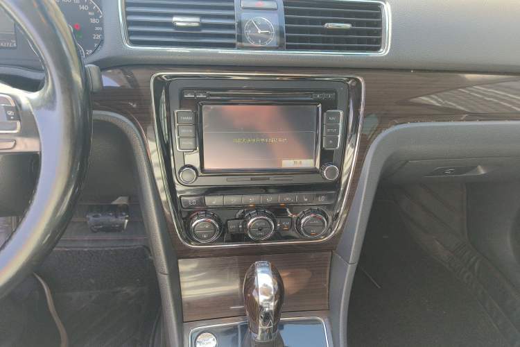 Used Volkswagen Passat 2014 1.8TSI DSG Ultimate Edition Audio And AC Panel