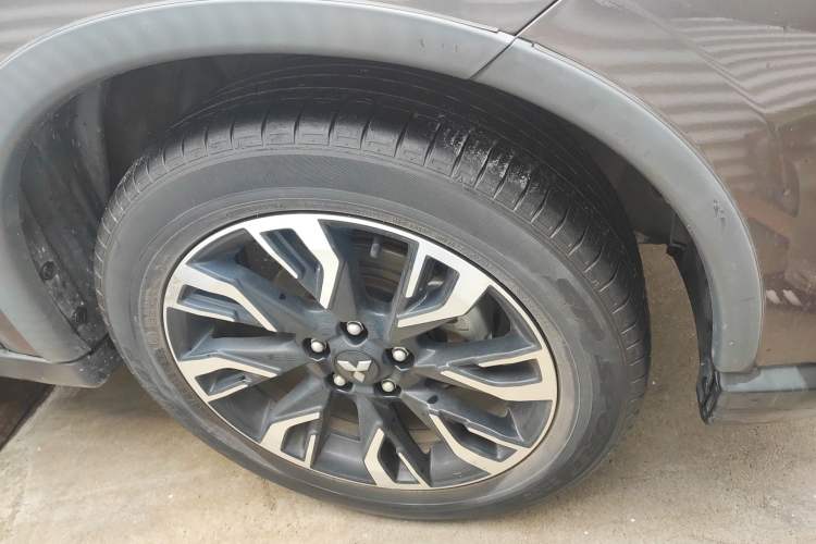 Used Mitsubishi Outlander 2019 2.0L Two-Wheel Drive Comfort Edition 5 Seats China V Standard Right Front Wheel Hub