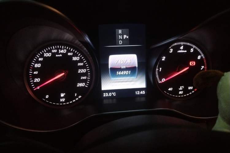 Used Mercedes-Benz C-Class 2016 C 200 L Sport Edition Odometer Close Up