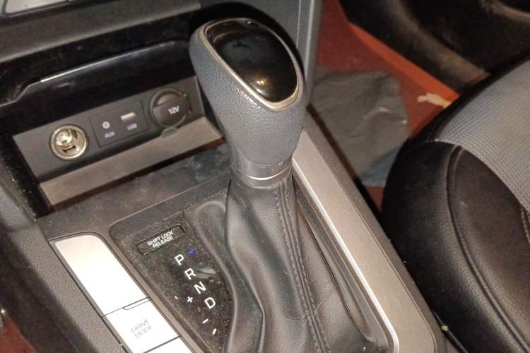 Used Hyundai Elantra (6th Generation / Lingdong) 2016 1.6L Automatic ZhiXuan – Elite Version Gear Lever