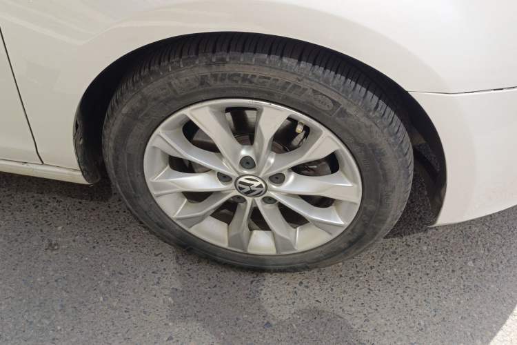 Used Volkswagen Golf 2012 1.4 TSI Automatic Comfort Edition Right Front Wheel Hub