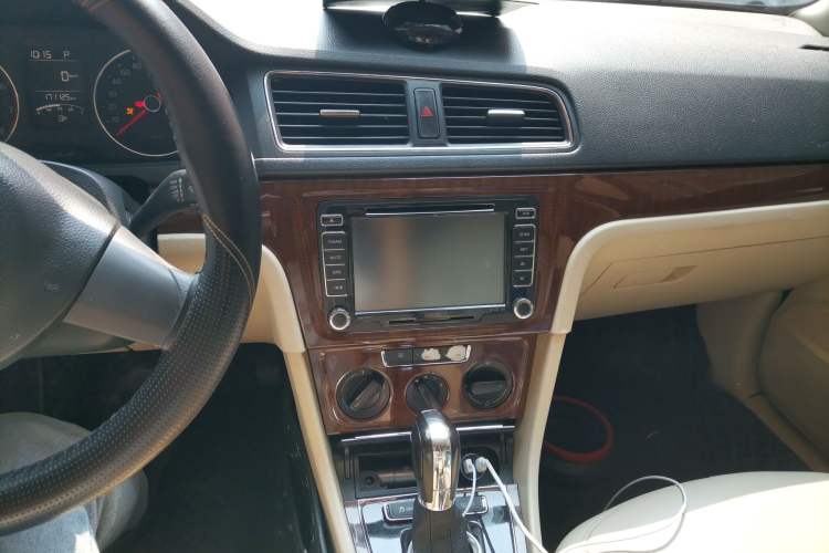 Used Volkswagen Lavida 2014 1.6L Automatic Sport Edition Audio And AC Panel