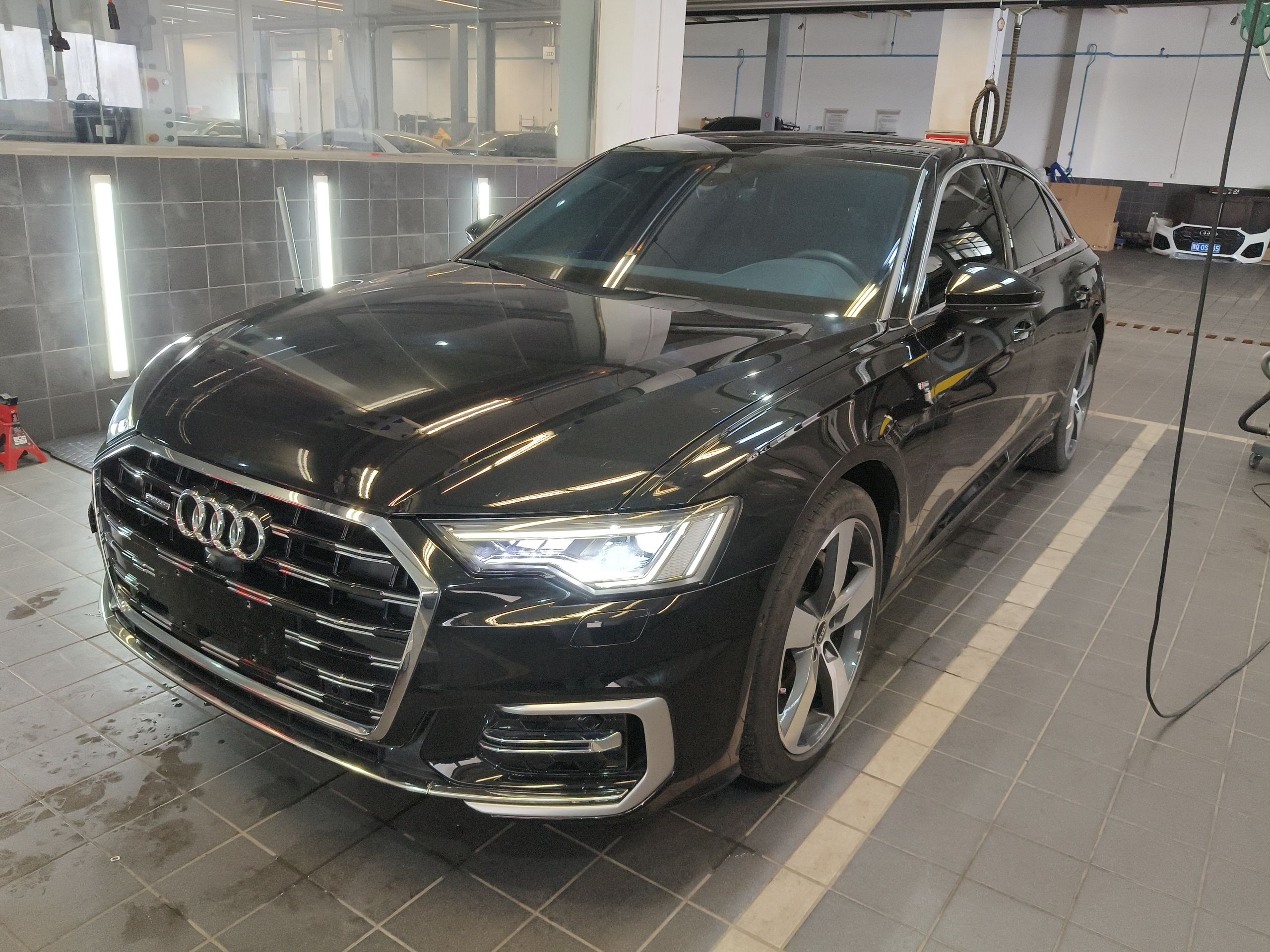 Под передней частью автомобиля