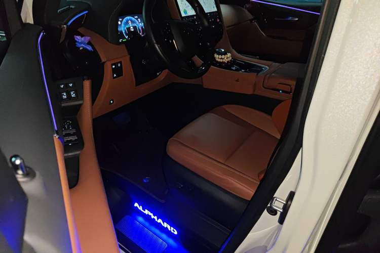 Used Toyota Alphard 2024 Dual-Engine 2.5L Deluxe Edition