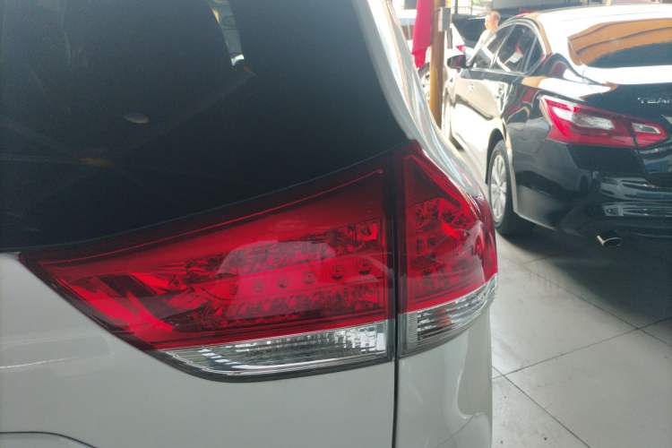 Used Toyota Sienna 2014 3.5L Sienna LE Two-Wheel Drive U.S. Specification