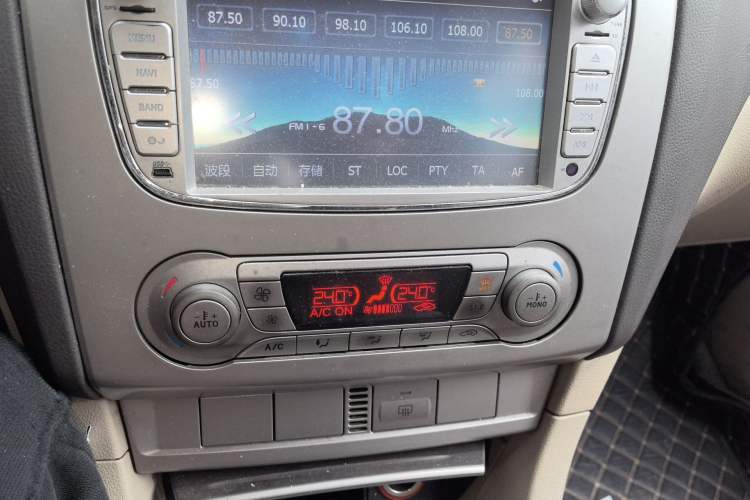 Used Ford Focus 2013 Sedan Classic 1.8L Manual Fashion Edition
