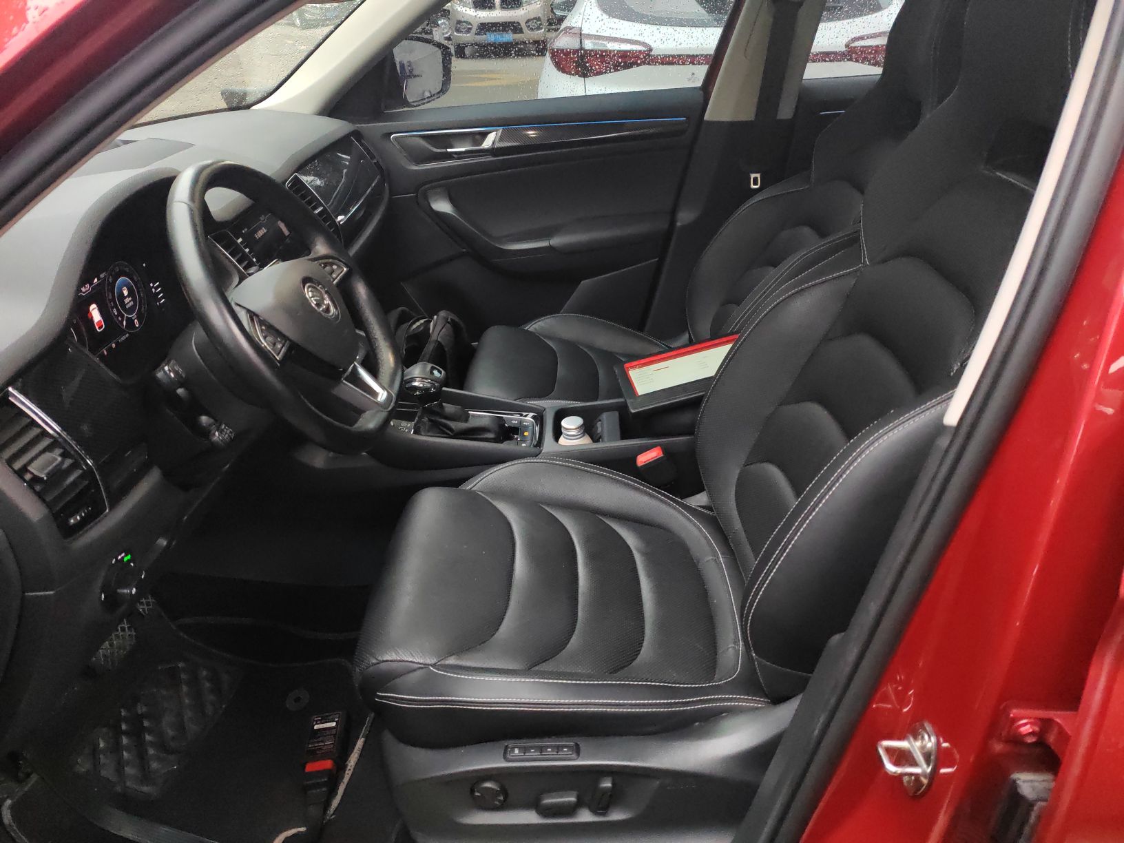 المقاعد الأمامية داخل السيارة