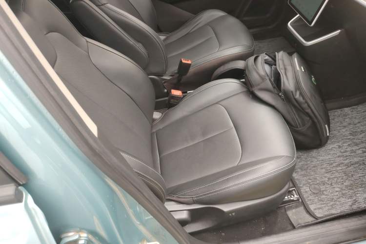 Used NETA V 2022 Long-Range Industry Custom Edition Right Front Seat